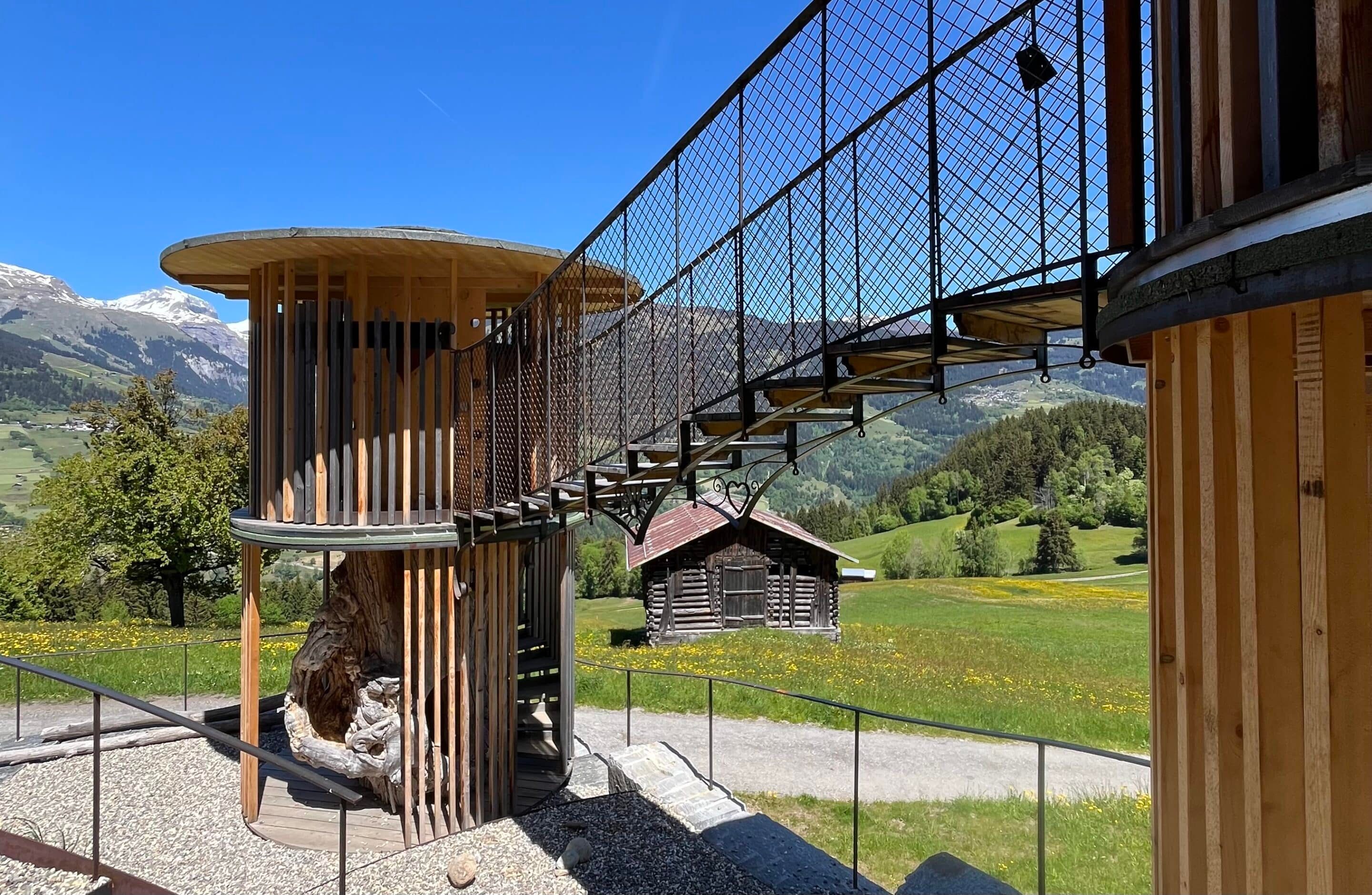 Spielbaum mit Hängebrücke und Rutschturm im Garten