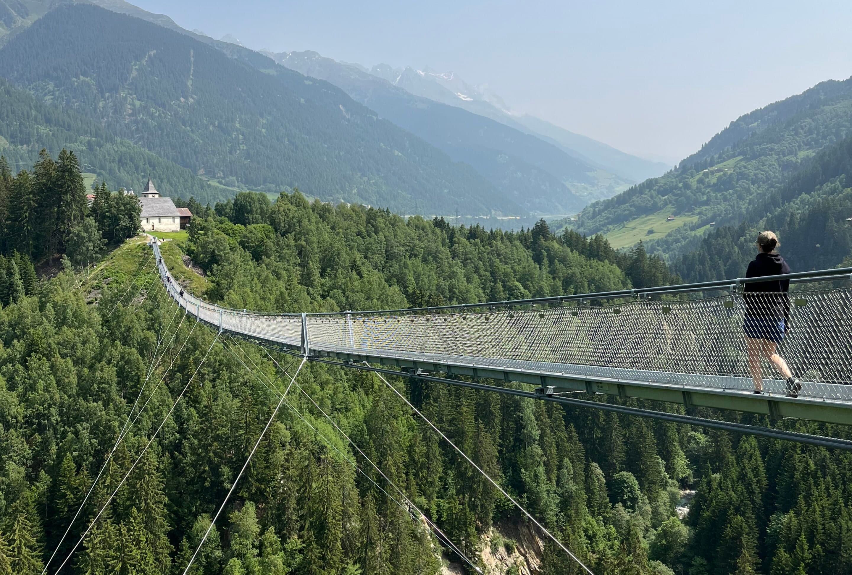 Die Hängebrücke La Pendenta überspannt ein Bergtal