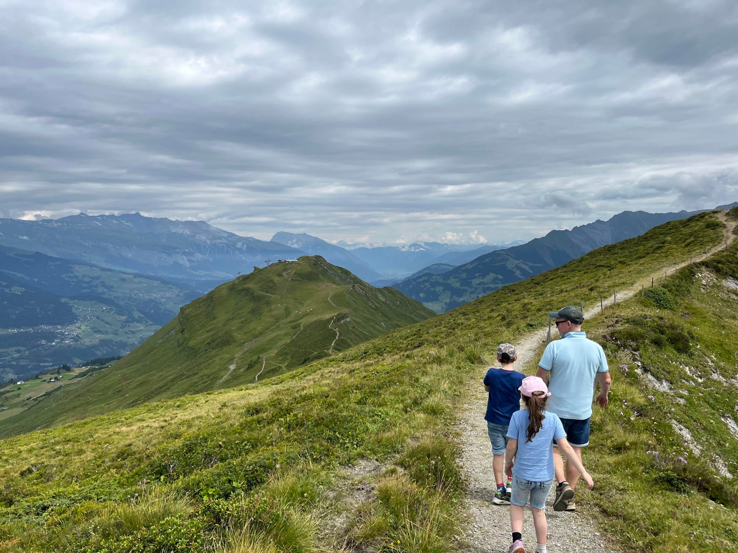 Wandergruppe auf einem Bergweg beim Piz Mundaun