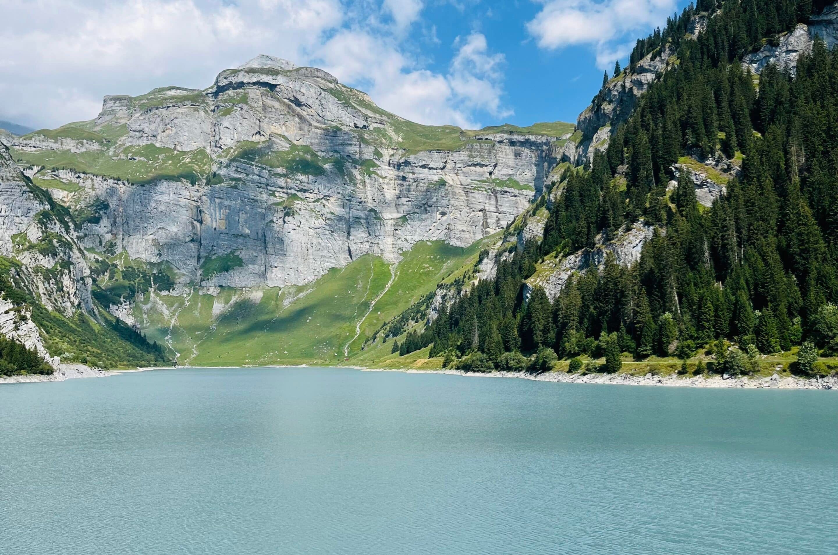 Türkisfarbener Stausee Lag da Pigniu, umgeben von Wald
