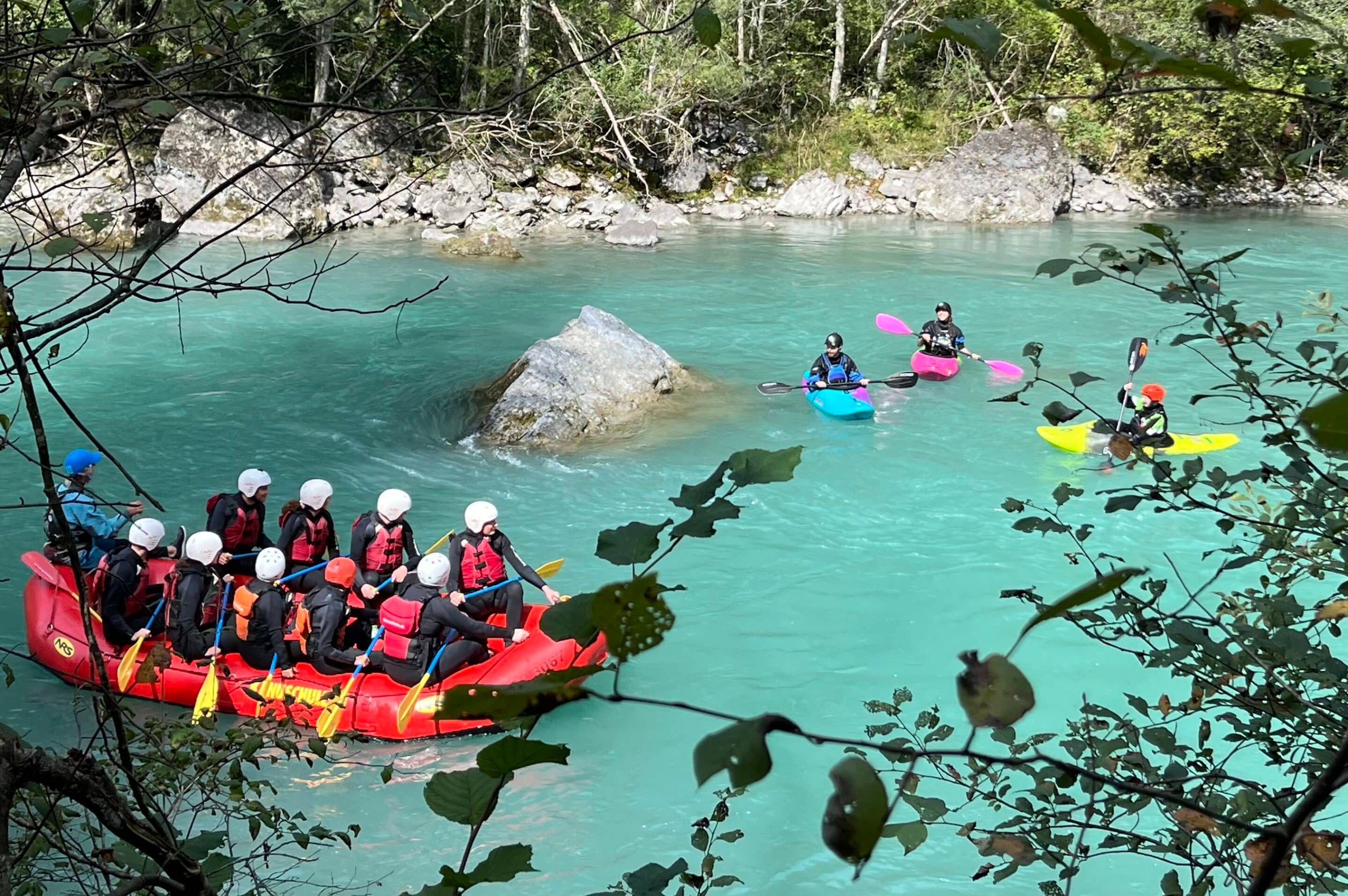 Rafting-Gruppe im türkisfarbenen Wasser der Rheinschlucht