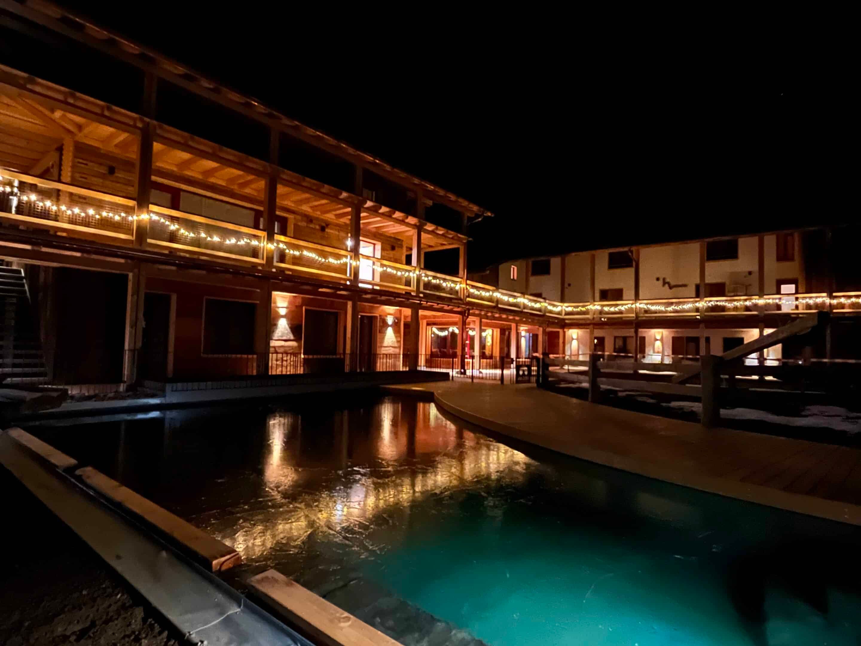 Ferienhaus REGAN mit beleuchtetem Schwimmteich am Abend – Foto 3 von 3