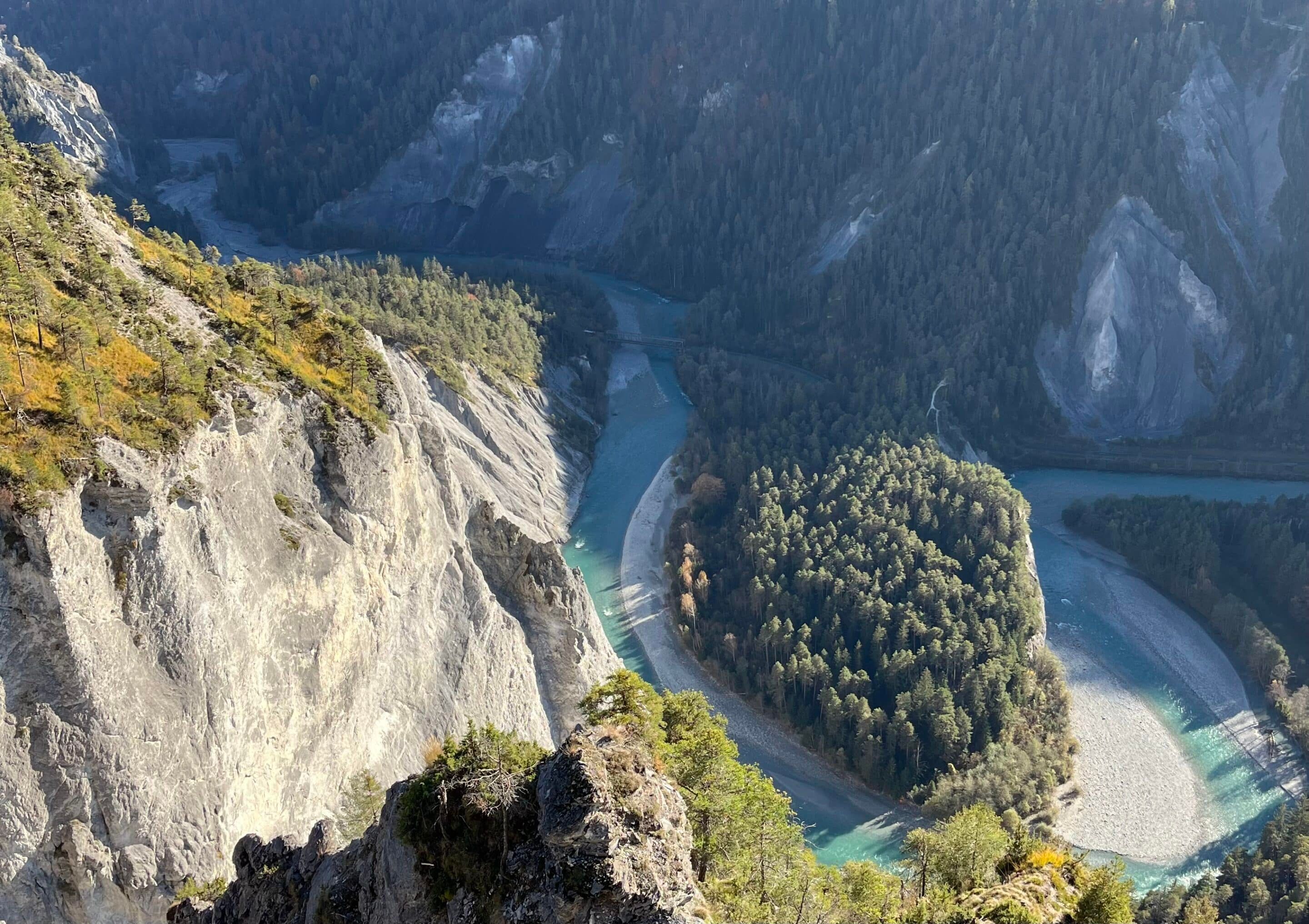 Blick von oben auf die Rheinschlucht mit türkisfarbenem Fluss