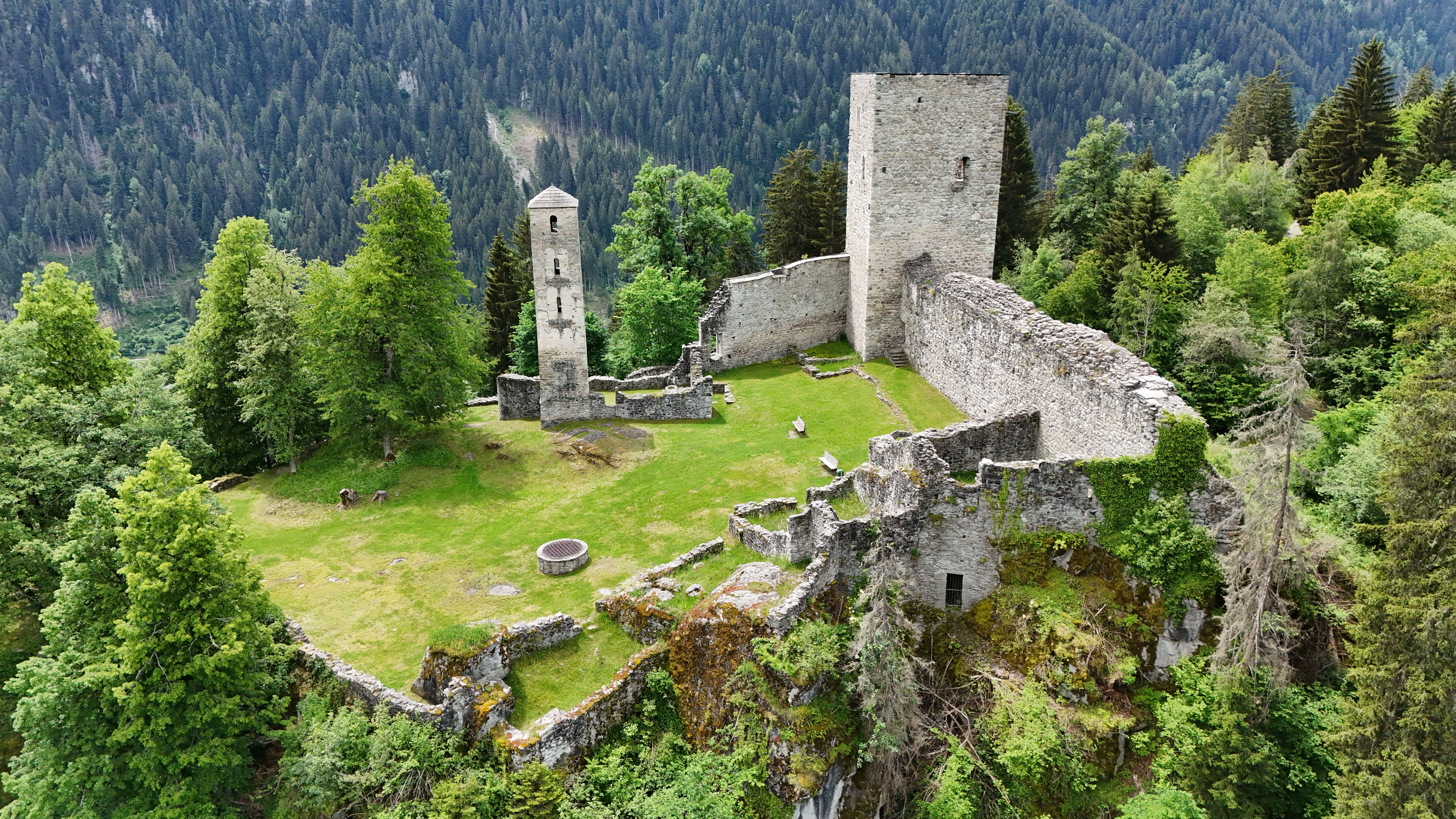 Burgruine in der Umgebung des Ferienhauses REGAN