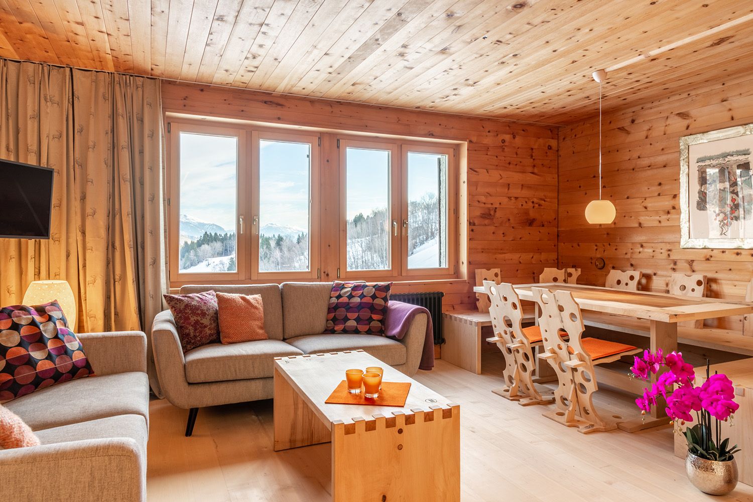 Gemütliches Wohnzimmer mit Bergblick in einer der Ferienwohnungen