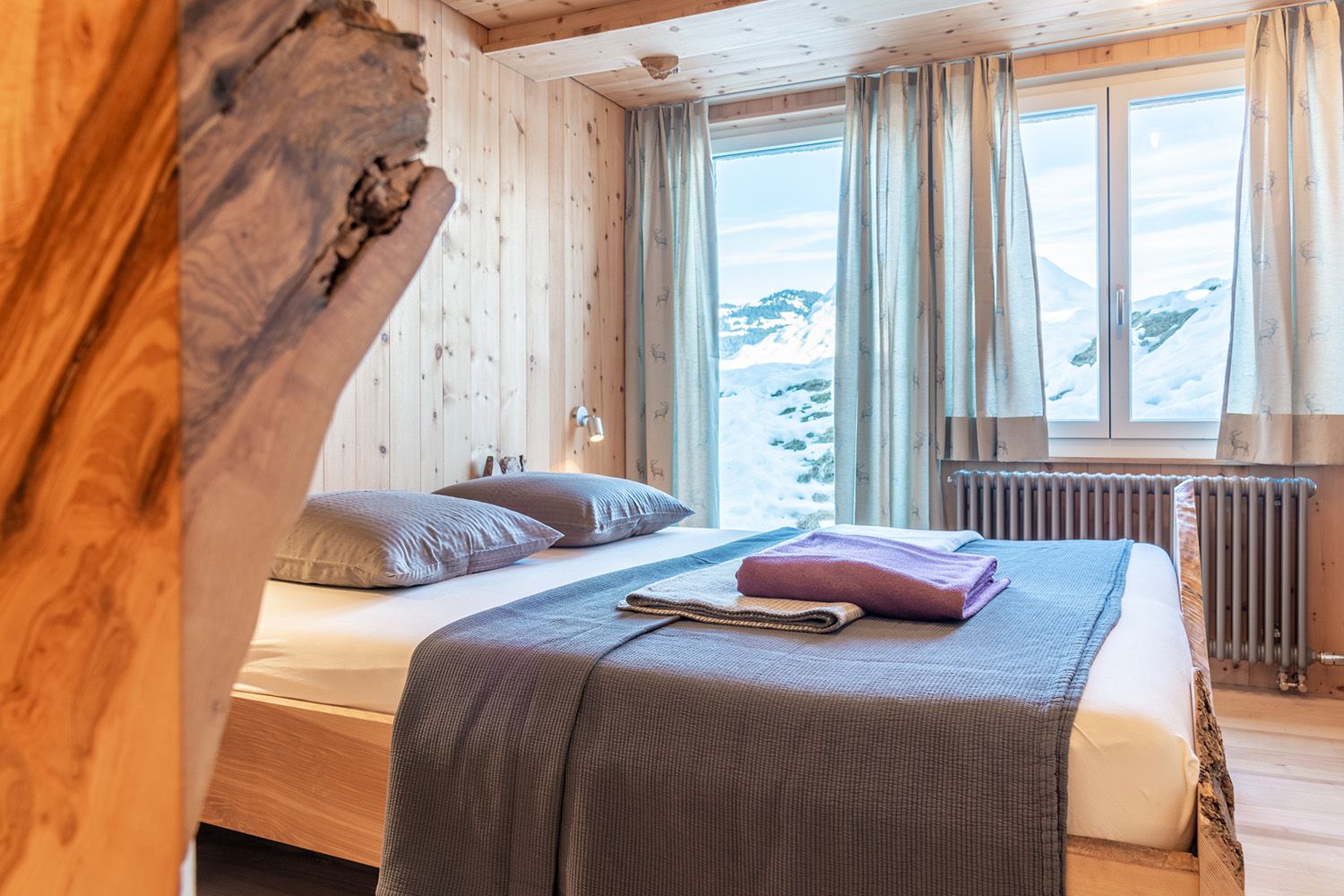 Schlafzimmer mit Blick auf die verschneiten Berge