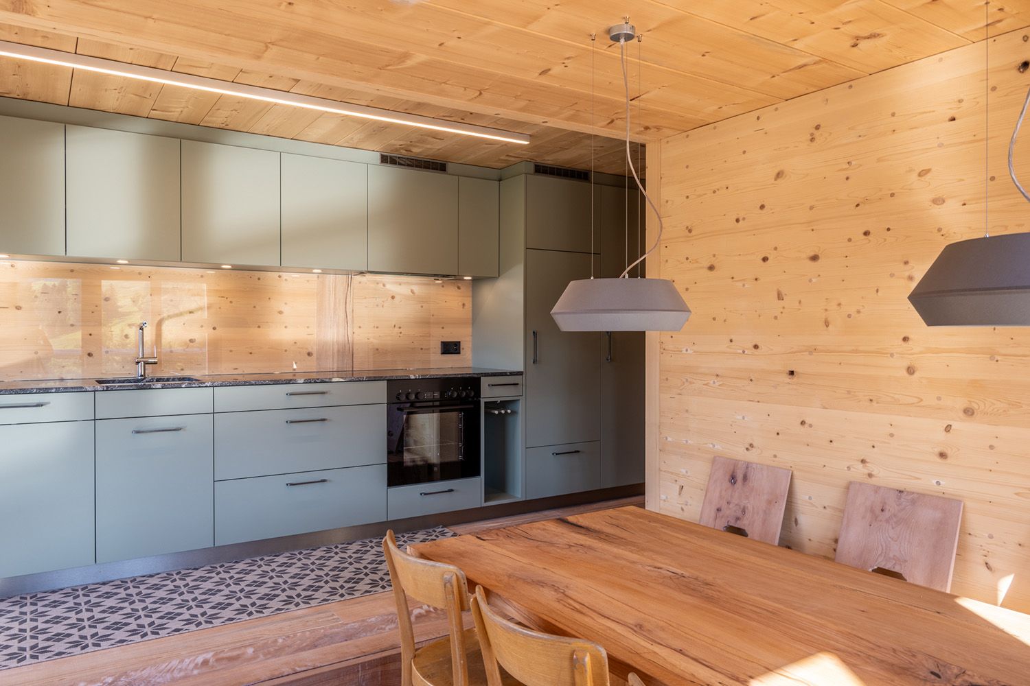 Moderne Küche in der Ferienwohnung Kunterbunt