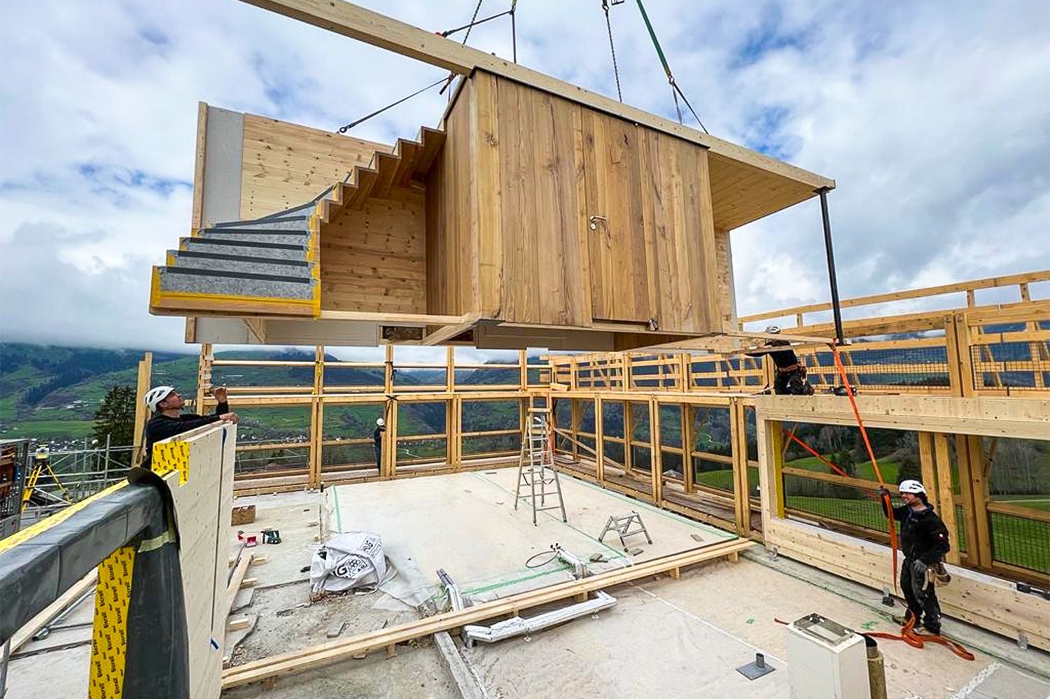 Bauphase des REGAN: Aufrichten einer Holzkonstruktion mit dem Kran