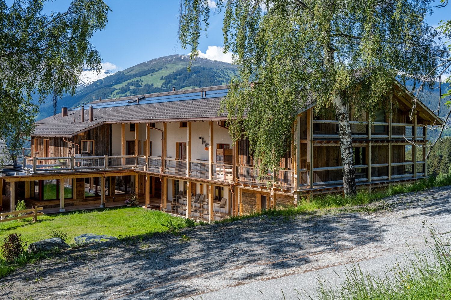 Das Ferienhaus REGAN heute mit Holzfassade und Vorplatz