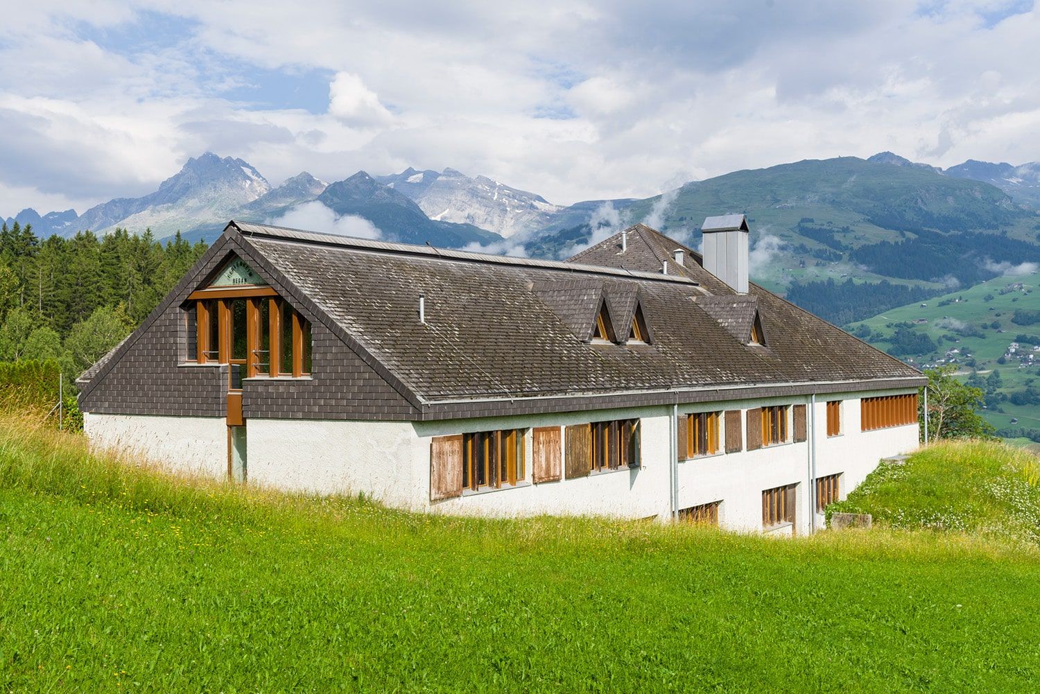 Das Gruppenhaus REGAN vor dem Umbau in verschneiter Landschaft