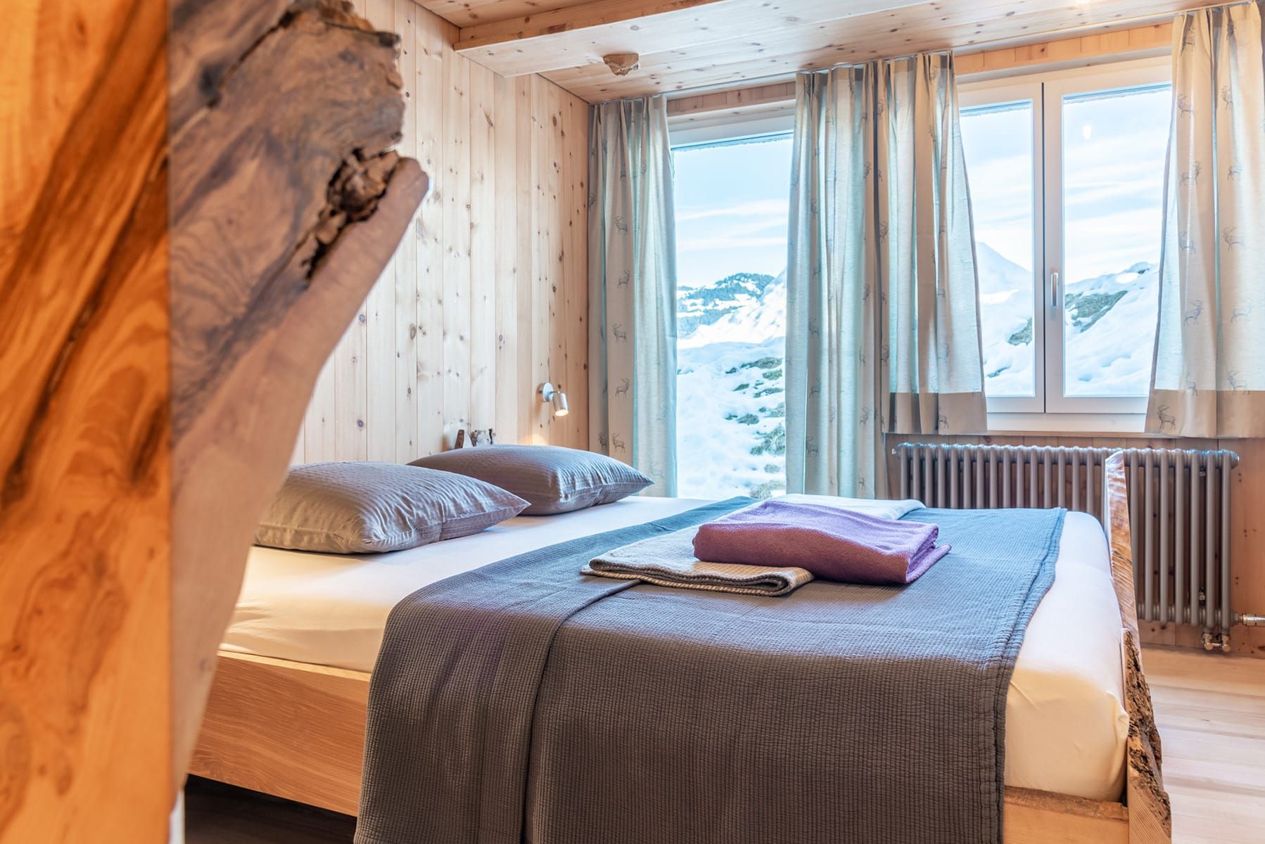 Schlafzimmer mit Panoramablick auf die verschneiten Berge
