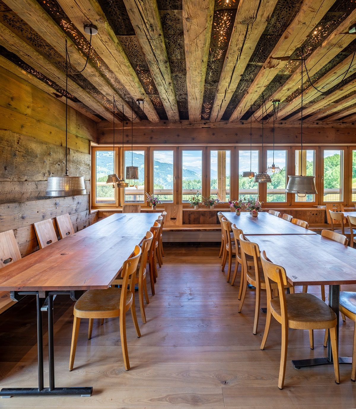 Gemütlicher Esstisch aus Massivholz im Ferienhaus REGAN