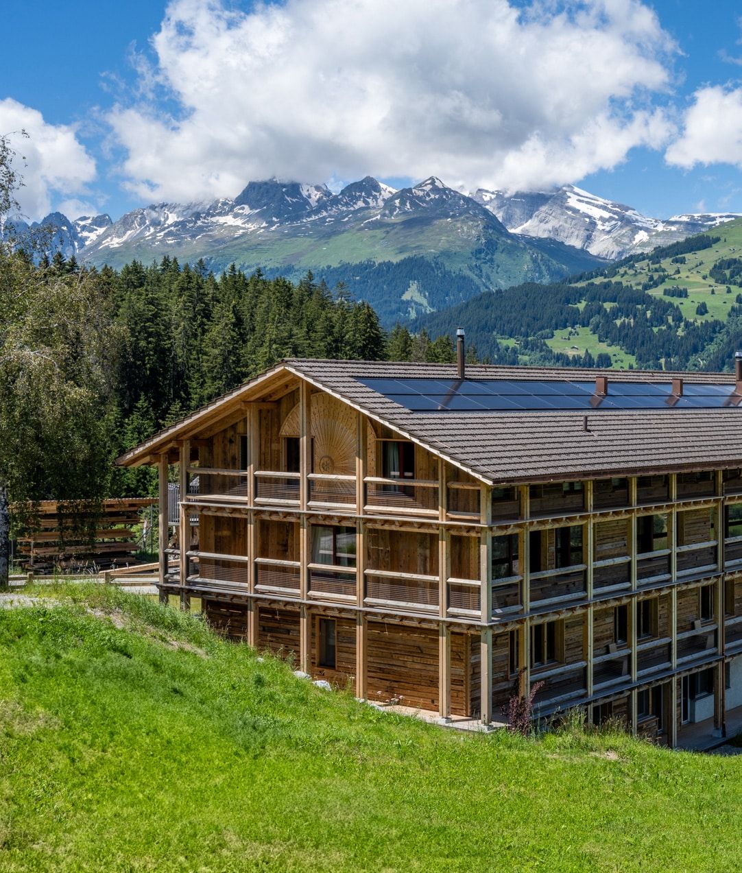 Aussenansicht des Ferienhauses REGAN mit Bergpanorama