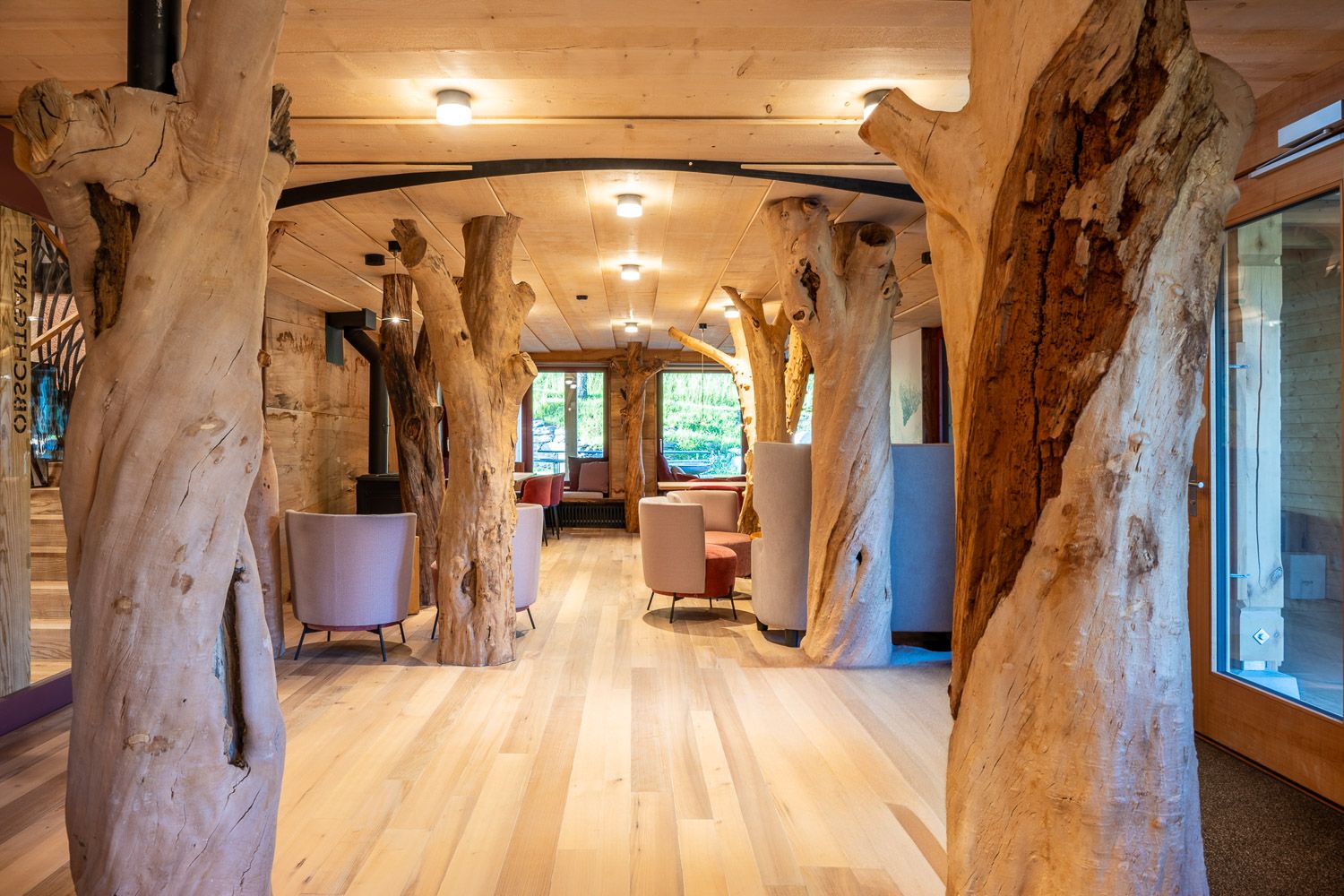 Gemütliche Sitzecke mit Cheminée im Bistro OBSCHTGARTA – Foto 1 von 5