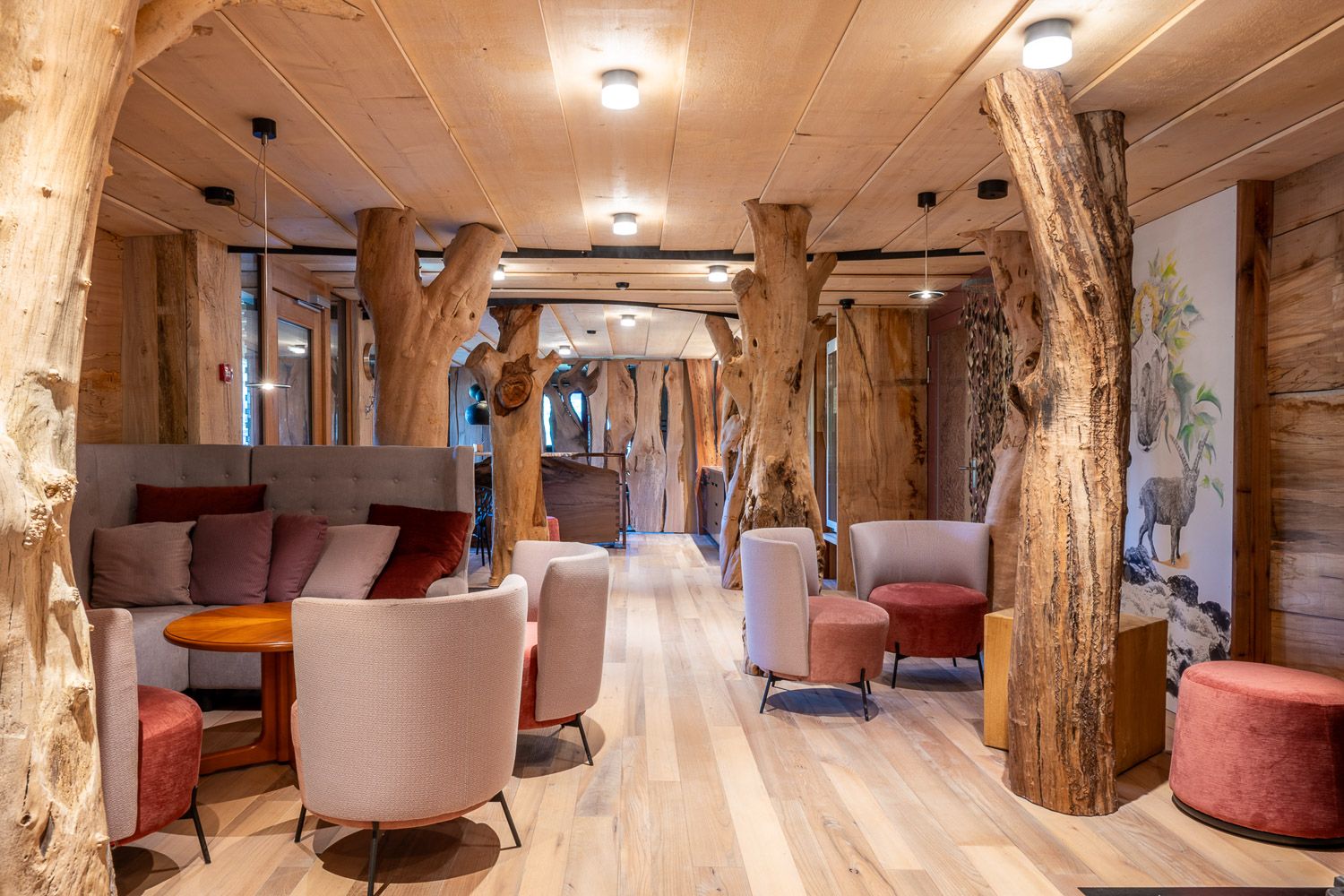 Gemütliche Sitzecke mit Cheminée im Bistro OBSCHTGARTA – Foto 2 von 5