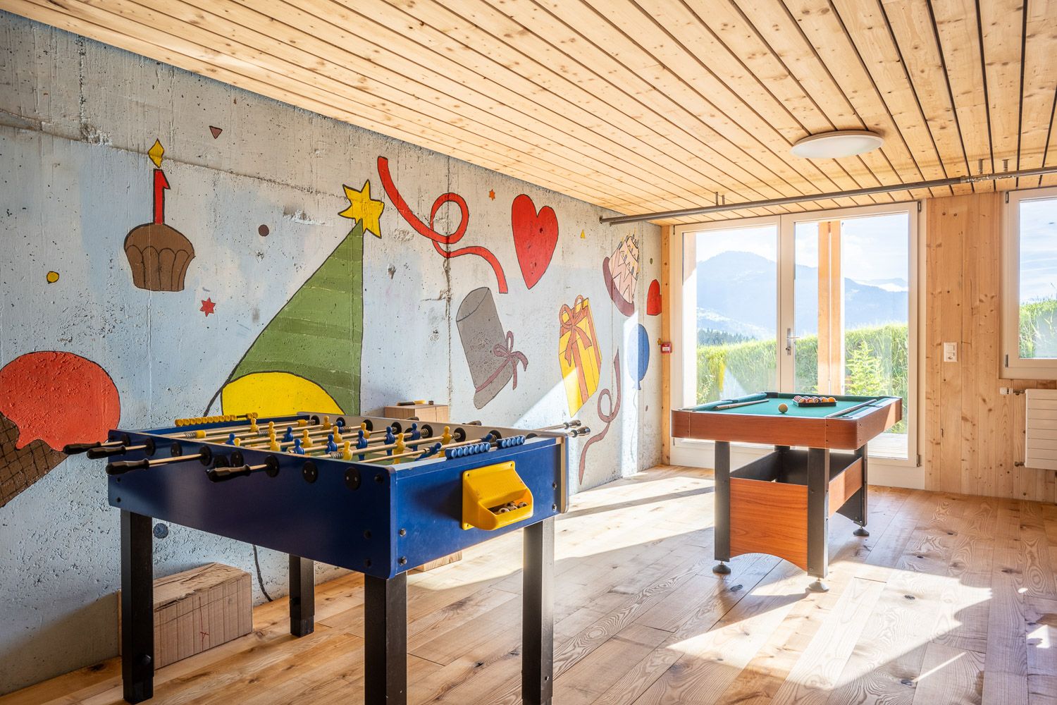 Spielzimmer mit Jöggelikasten und Pingpong-Tisch – Foto 1 von 3