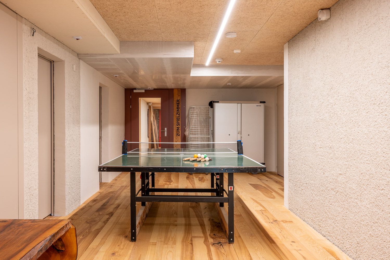 Spielzimmer mit Jöggelikasten und Pingpong-Tisch – Foto 2 von 3