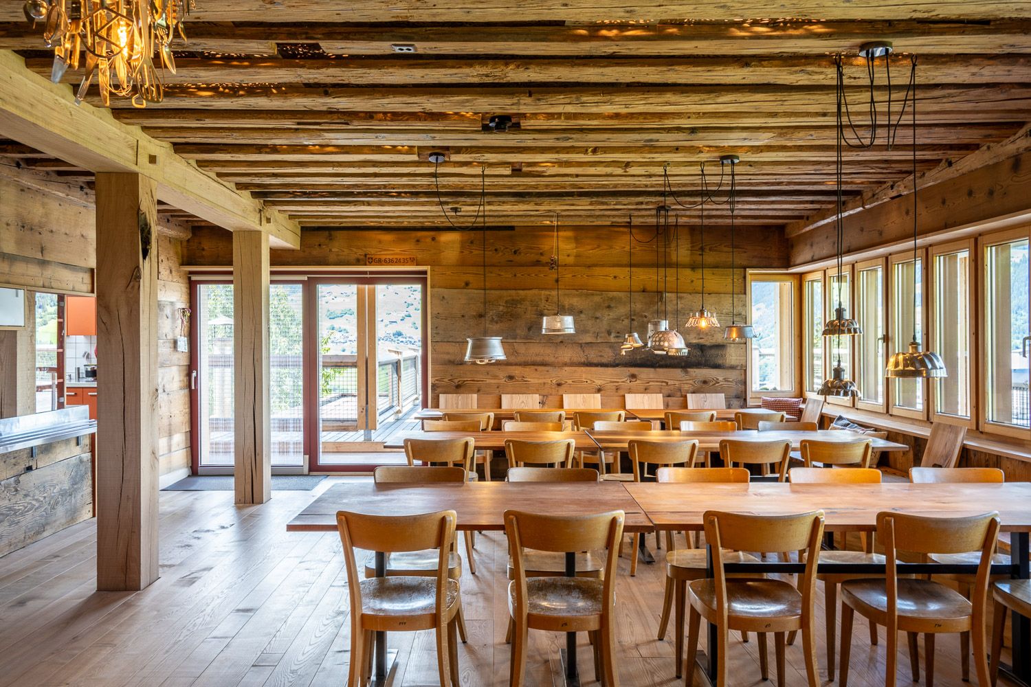 Grosser Esssaal STUBA mit langer Tafel
