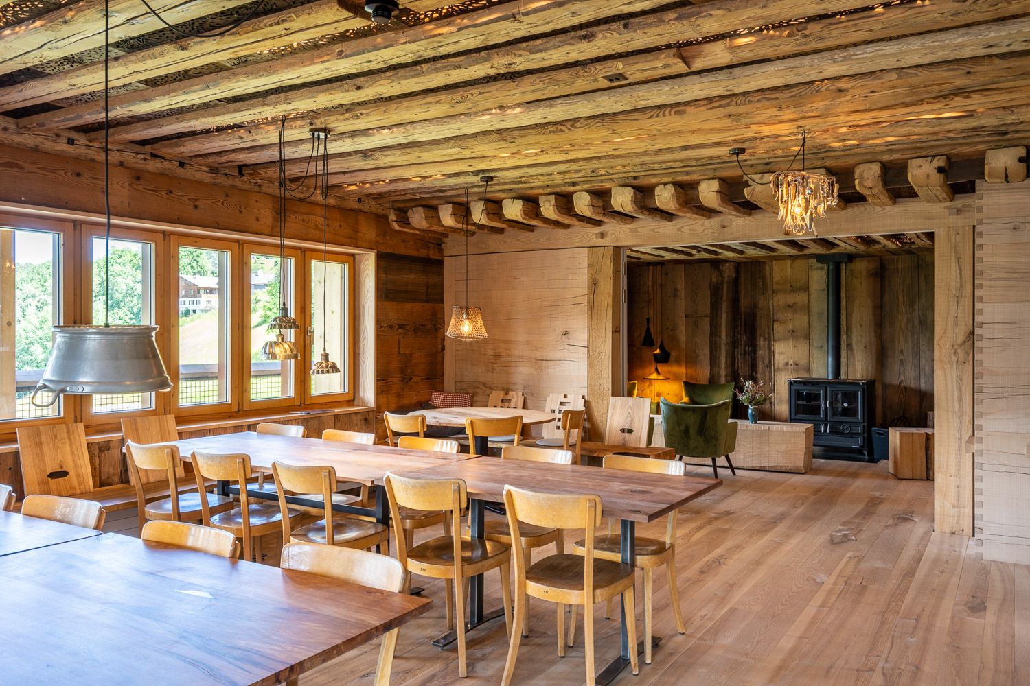 Grosser Esssaal STUBA mit langer Holztafel unter dem Balkenwerk – Foto 1 von 3