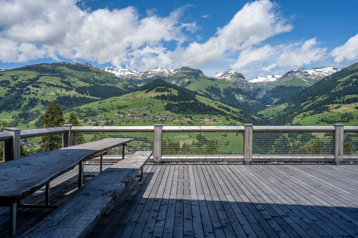 Grosse Terrasse mit Panoramablick auf die Berge – Foto 2 von 3
