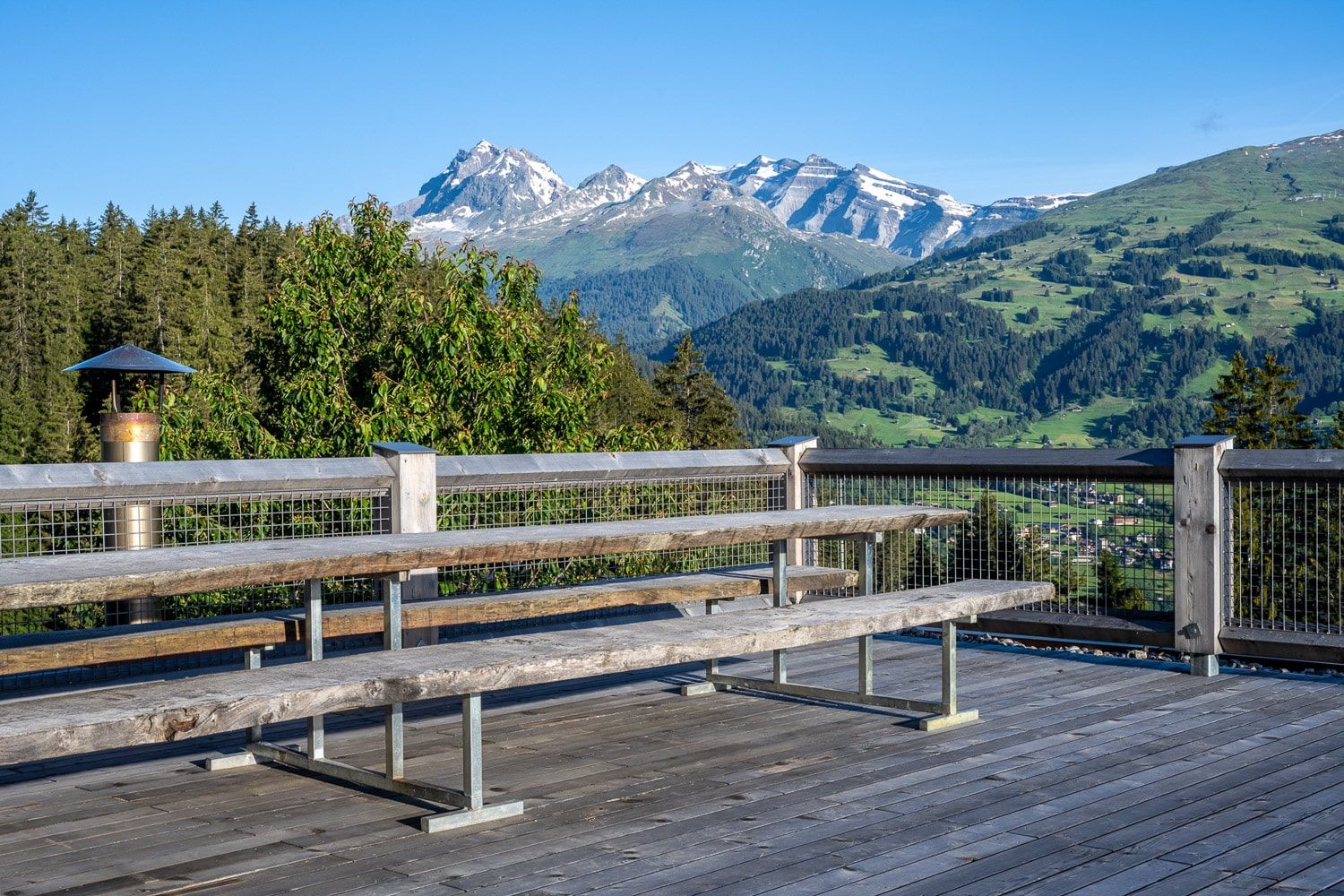 Grosse Terrasse mit Panoramablick auf die Berge – Foto 3 von 3