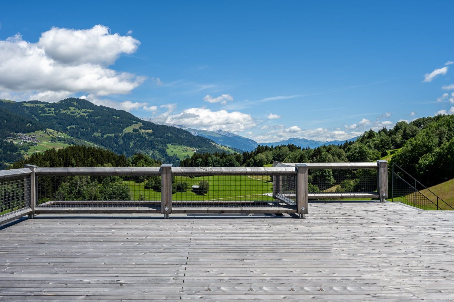 Grosse Terrasse mit Panoramablick auf die Berge – Foto 1 von 3