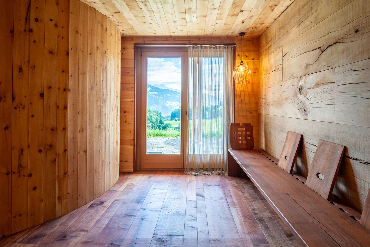 Gang zum Wellnessbereich GNÜSSA mit Bergblick – Foto 1 von 6
