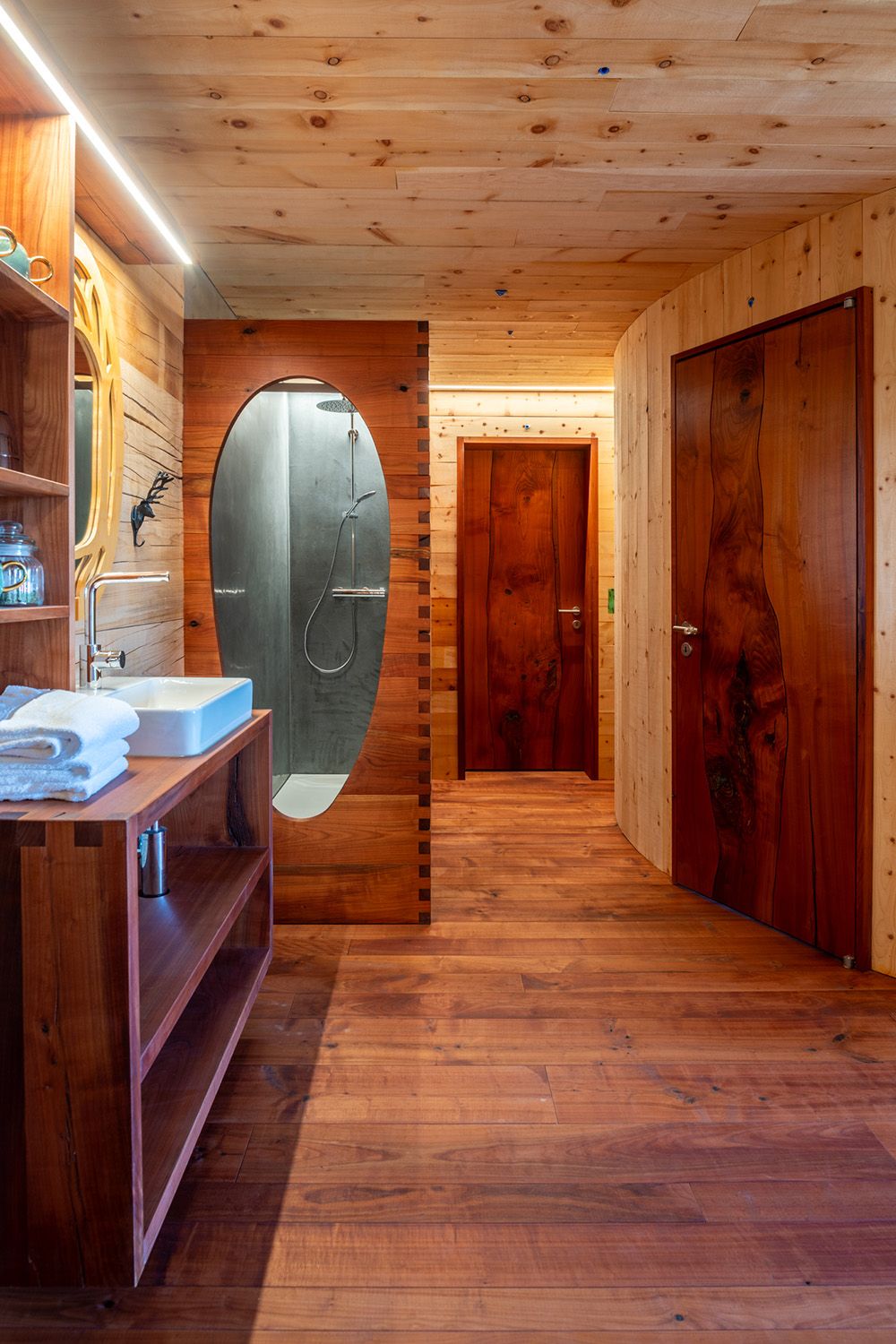 Dusche im Wellnessbereich «GNÜSSA» des Ferienhauses REGAN