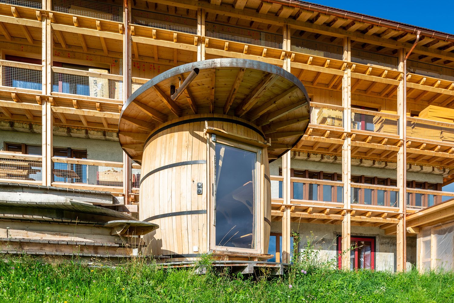 Gang zum Wellnessbereich GNÜSSA mit Bergblick – Foto 4 von 6